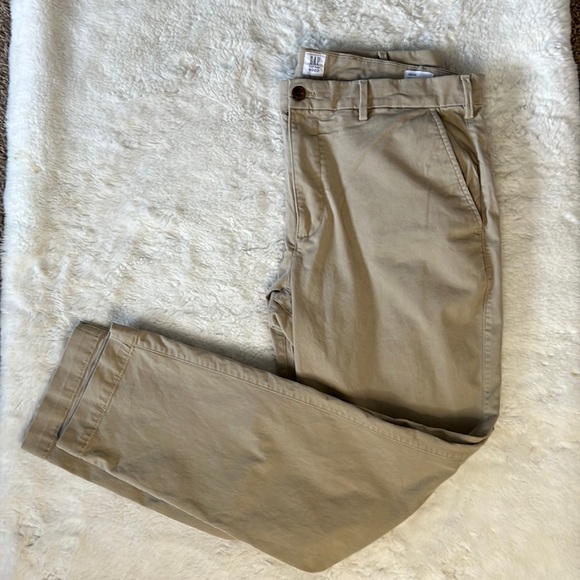 GapFlex Essential Khakis in Slim Fit with Washwell - Picture 1 of 7